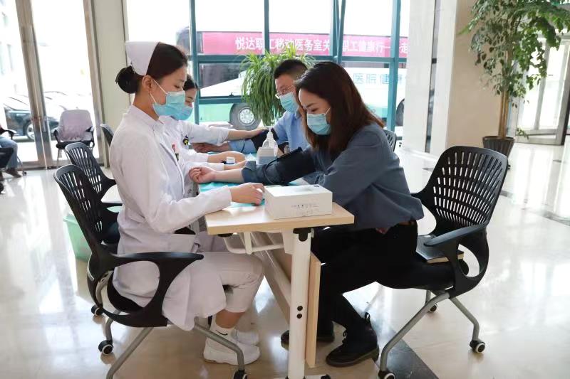 悅達(dá)職工移動醫(yī)務(wù)室關(guān)愛職工健康行—走進(jìn)資本公司1.jpg