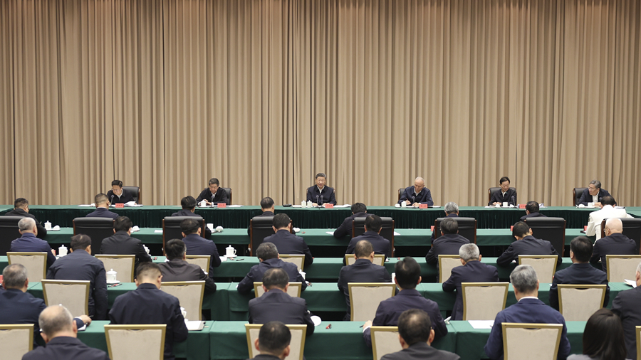 ??12月17日下午，中共中央總書記、國家主席、中央軍委主席習(xí)近平在海南三亞聽取海南省委和省政府工作匯報(bào)，發(fā)表了重要講話。