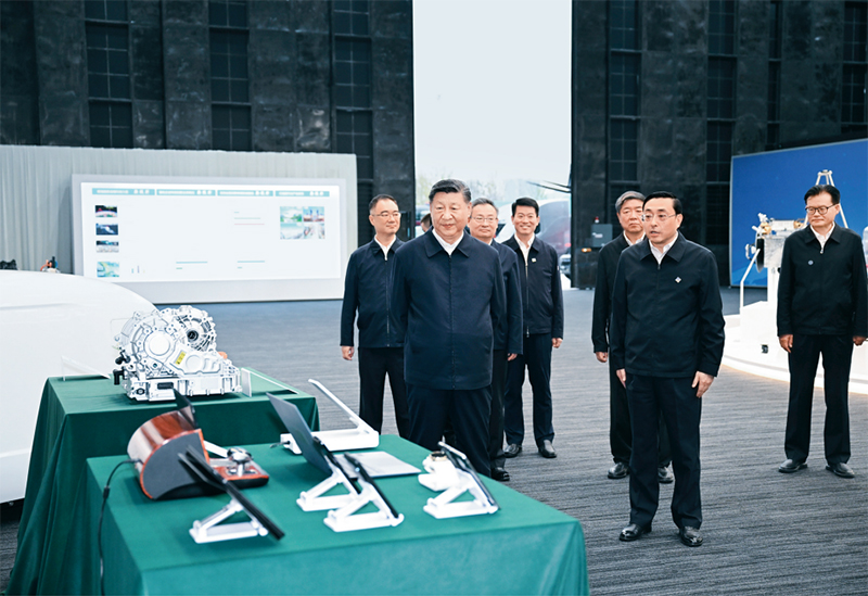 2024年10月17日至18日，中共中央總書記、國家主席、中央軍委主席習(xí)近平在安徽考察。這是17日下午，習(xí)近平在合肥濱湖科學(xué)城察看安徽省重大科技創(chuàng)新成果集中展示。