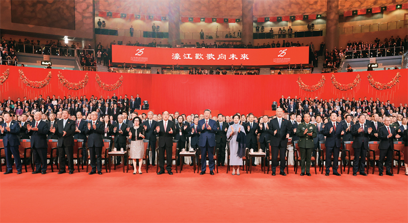 2024年12月19日晚，慶祝澳門回歸祖國25周年文藝晚會在澳門東亞運動會體育館舉行。中共中央總書記、國家主席、中央軍委主席習(xí)近平觀看演出。晚會最后，習(xí)近平同全場觀眾一起高唱《歌唱祖國》。