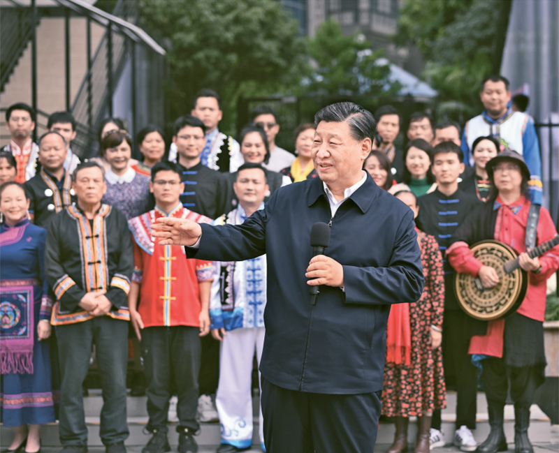 2023年12月14日至15日，中共中央總書記、國家主席、中央軍委主席習(xí)近平在廣西考察。這是14日上午，習(xí)近平在南寧市良慶區(qū)蟠龍社區(qū)考察時，同社區(qū)各族群眾親切交流。