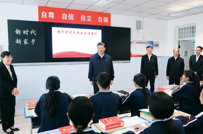 2024年6月18日至19日，中共中央總書記、國家主席、中央軍委主席習(xí)近平在青?？疾?。這是18日下午，習(xí)近平在果洛西寧民族中學(xué)高一（1）班觀摩“新時代、新家鄉(xiāng)”主題思政課。