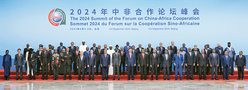 2024年9月5日上午，國家主席習(xí)近平在北京人民大會堂出席中非合作論壇北京峰會開幕式并發(fā)表主旨講話。這是開幕式前，習(xí)近平同出席峰會的外方領(lǐng)導(dǎo)人集體合影。