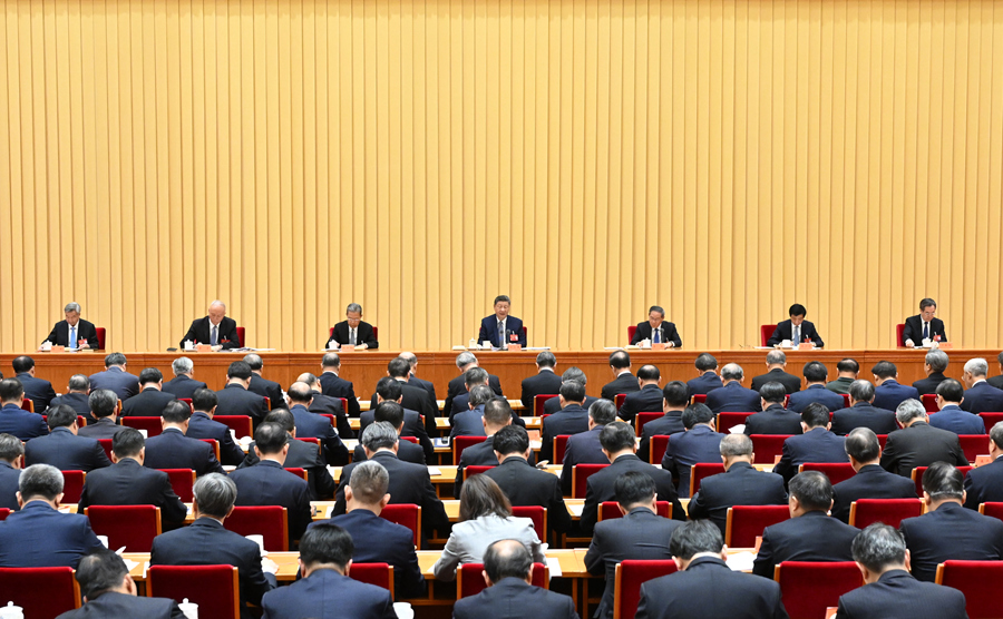 　　12月10日至11日，中央經(jīng)濟(jì)工作會(huì)議在北京舉行。中共中央總書(shū)記、國(guó)家主席、中央軍委主席習(xí)近平出席會(huì)議并發(fā)表重要講話。李強(qiáng)、趙樂(lè)際、王滬寧、蔡奇、丁薛祥、李希出席會(huì)議。