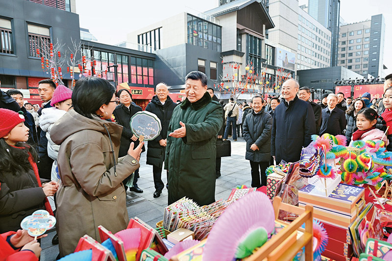 2026年2月9日至10日，中共中央總書記、國家主席、中央軍委主席習(xí)近平在北京考察并看望慰問基層干部群眾。這是10日上午，習(xí)近平在東城區(qū)隆福寺街區(qū)新春市集考察時，同現(xiàn)場群眾親切交流。